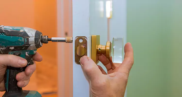 Broken Door Knob Fix in Kendale Lakes, FL