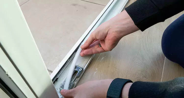 Garage Door Off Track Repair in Kendale Lakes, FL